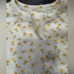 Sapling baby chamomile zipper front waffle knit.  Sz 3-6m 100% cotton, NWTS